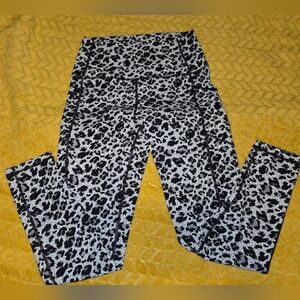 EUC Zyia snow leopard leggings